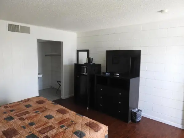 Economy Inn 4