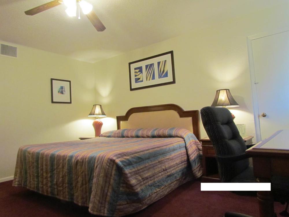 Queen Room at Economy Inn, photo 3