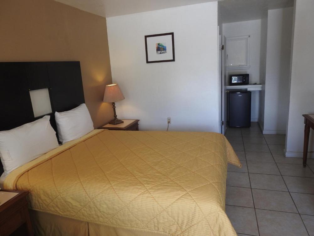 Queen Room at Economy Inn, photo 2