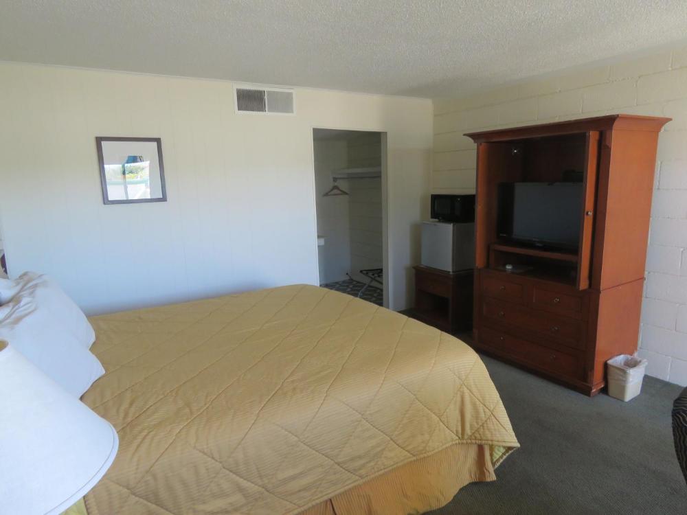 Queen Room at Economy Inn, photo 4
