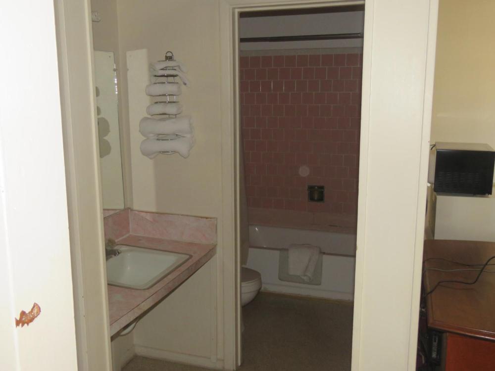 Queen Room at Economy Inn, photo 5
